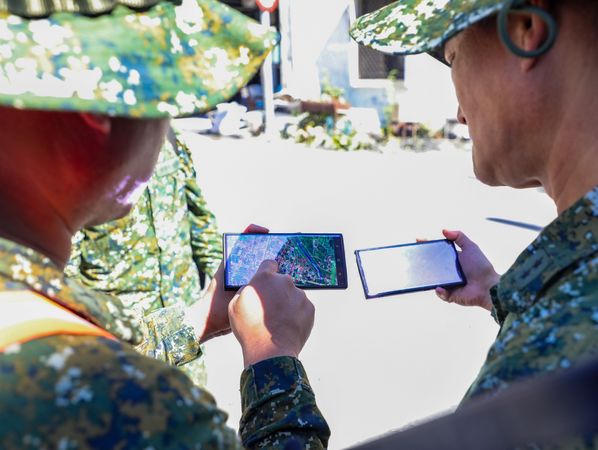 ▲陸軍運用TAK手機於圖上標繪災區情形,整合救災資訊,建立救災共同圖像。。(圖/陸軍司令部提供)