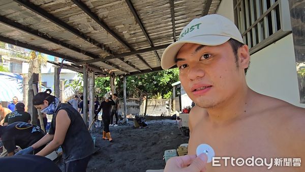 ▲▼ 鏟泥也要嗨!花蓮災民苦中作樂 優機具堵路拚純手工 。(圖/記者劉邠如攝)