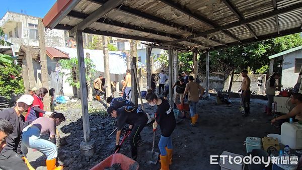 ▲▼ 鏟泥也要嗨!花蓮災民苦中作樂 優機具堵路拚純手工 。(圖/記者劉邠如攝)