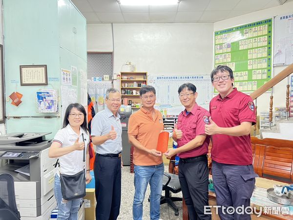 ▲台南市消友會第三辦事處於中秋前夕致贈慰問品,感謝消防人員守護市民安全。(記者林東良翻攝,下同)