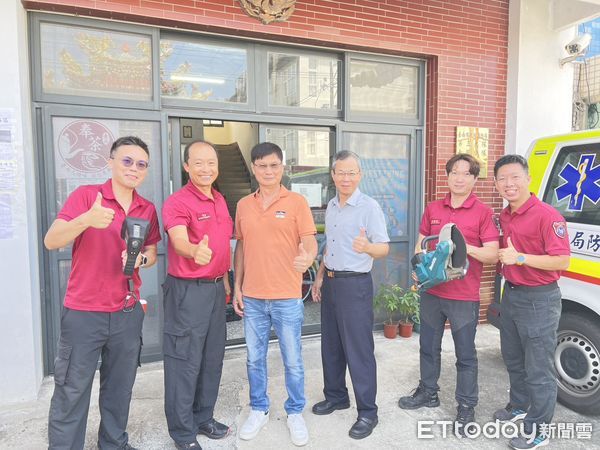 ▲台南市消友會第三辦事處於中秋前夕致贈慰問品,感謝消防人員守護市民安全。(記者林東良翻攝,下同)