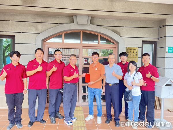 ▲台南市消友會第三辦事處於中秋前夕致贈慰問品,感謝消防人員守護市民安全。(記者林東良翻攝,下同)