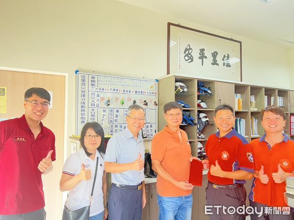 ▲台南市消友會第三辦事處於中秋前夕致贈慰問品,感謝消防人員守護市民安全。(記者林東良翻攝,下同)