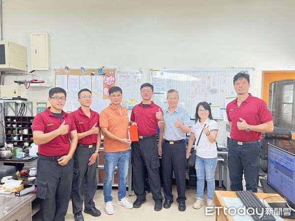 ▲台南市消友會第三辦事處於中秋前夕致贈慰問品,感謝消防人員守護市民安全。(記者林東良翻攝,下同)