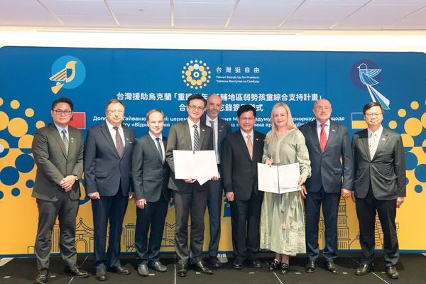 ▲▼外交部長林佳龍出席見證由我國駐波蘭代表處與烏克蘭首都基輔市兒童及家庭福利局簽署「重建童年:基輔地區弱勢孩童綜合支持計畫」合作瞭解備忘錄記者會。(圖/翻攝自Facebook/林佳龍)