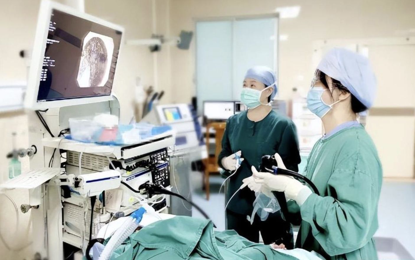 ▲女孩長期食用自己的頭髮,四分之三個胃都被填滿,形成「胃石」導致腹痛。(圖/翻攝廣州日報)