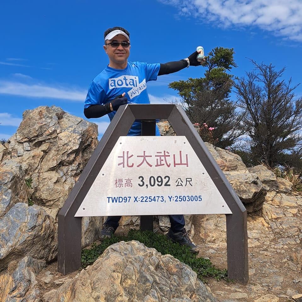 ▲移民署南投專勤隊長邱國志生前熱愛登山、馬拉松和戶外旅遊活動。(圖/翻攝「邱國志」臉書、移民署官網)