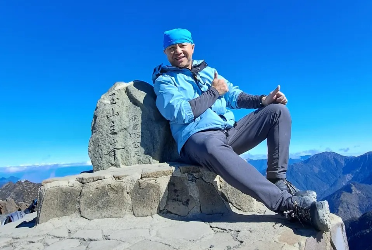 ▲移民署南投專勤隊長邱國志生前熱愛登山、馬拉松和戶外旅遊活動。(圖/翻攝「邱國志」臉書、移民署官網)