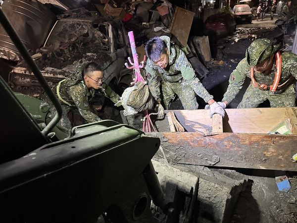 ▲陸軍十軍團官兵合力將埋入淤泥中之廢棄物清除。(圖/十軍團提供)