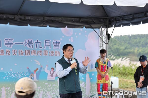 ▲大內甜根子草花海盛開如「九月雪」,成為最佳拍照打卡景點,市長黃偉哲與民眾一同欣賞甜根子草花海美景,呼籲支持在地農產。(圖/記者林東良翻攝,下同)