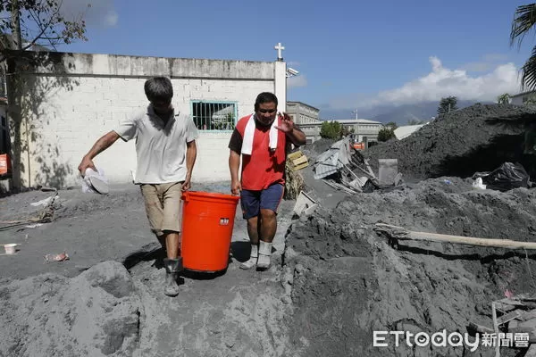 ▲▼馬太鞍溪堰塞湖潰堤水漫光復鄉災後第七天,災民在眾多志工國軍的投入下積極重間家園。(圖/記者湯興漢攝)