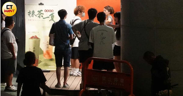 消暑行程1/依依性感大露背中山站快閃行程 納豆猴急舔冰淇淋被阻止