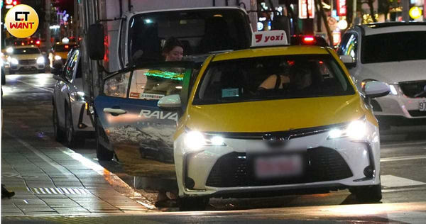 消暑行程1/依依性感大露背中山站快閃行程 納豆猴急舔冰淇淋被阻止