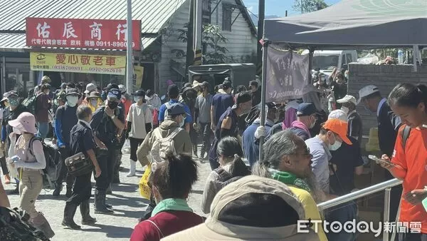 ▲▼ 連假收假第一天,光復車站依舊擠滿了「鏟子超人」。(圖/記者許權毅攝,下同)