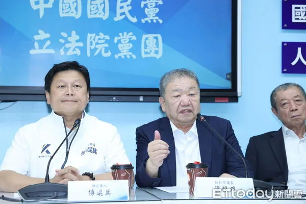 ▲▼ 國民黨團全國縣市議會議長一行人,就「有關建請地方民意代表助理費修法相關事宜。」交換意見,新北市議長蔣根煌 。(圖/記者徐文彬攝)