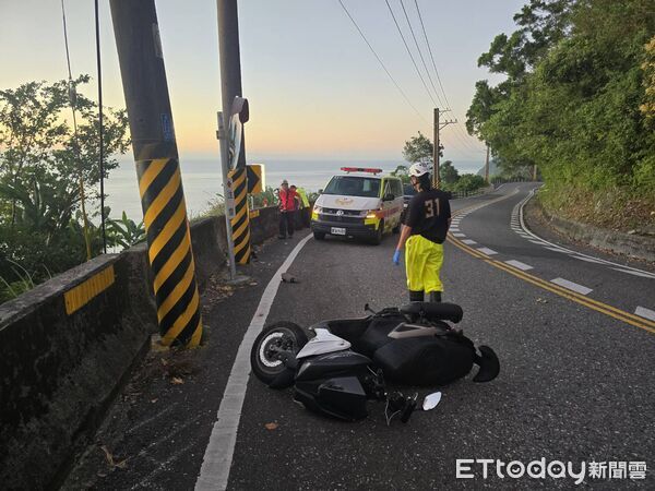 ▲▼宜蘭南澳鄉台9丁線37.1公里處,今傳出機車騎士疑似墜谷失聯,消防局人員下山谷搜尋中。(圖/記者游芳男翻攝,下同)