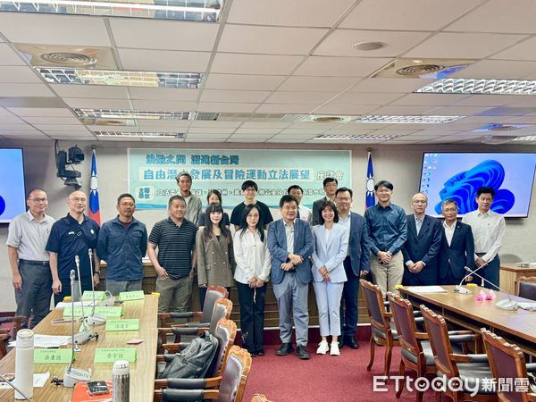 ▲▼台灣自由潛水發展協會今與立委莊瑞雄、黃捷及張雅琳等人舉辦「浪險之間·潛進新台灣—自由潛水發展及冒險運動立法展望座談會」。(圖/記者周湘芸攝)