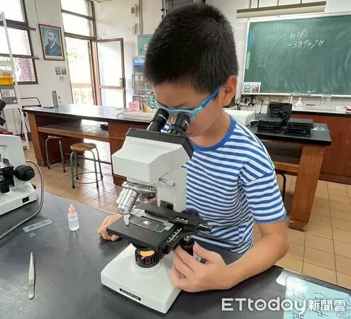 ▲長榮中學舉辦「科學研究素養營」,學生體驗顯微鏡觀察,將觀察成果即時紀錄。(記者林東良翻攝,下同)