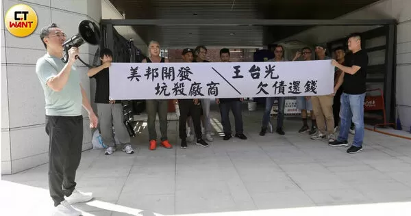 負責承攬工程的資源國際股份有限公司負責人粘丞毅,帶著下包商一起站出來捍衛權益,向美邦開發追討積欠的千萬工程款。(圖/方萬民攝)