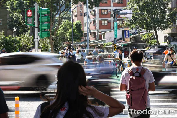 ▲公館圓環拆除後車多擁擠,行人穿越道號誌時間過短。(圖/記者林敬旻攝)