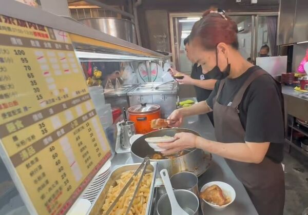 ▲彰化市排隊名店阿泉爌肉飯調漲5元。(圖/記者唐詠絮翻攝)