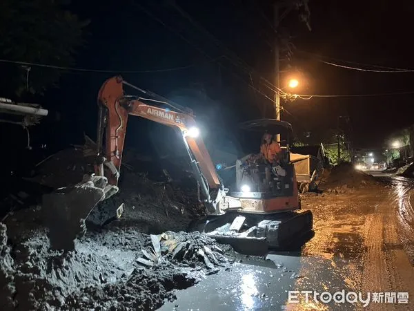 ▲▼花蓮縣府展開側溝清淤,力拚接續開始全面洗街,希望在中秋連假前完成基本清理。(圖/花蓮縣政府提供,下同)