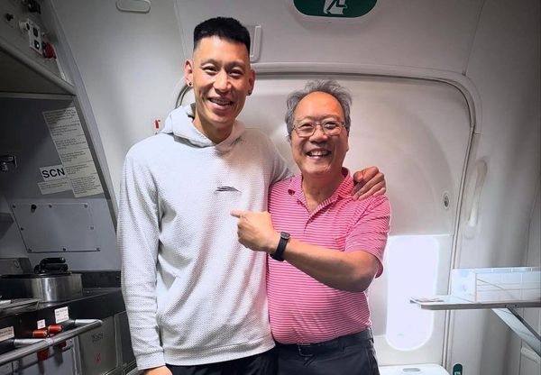 林書豪在飛機上巧遇馬友友。(翻攝Jeremy Lin 林書豪臉書)