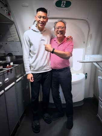 林書豪和馬友友合照,被盛讚是「傳奇遇上傳奇」。(翻攝Jeremy Lin 林書豪 臉書)