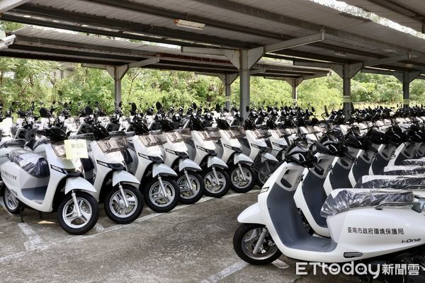 ▲台南市長黃偉哲主持環保局電動機車啟用典禮,展現零排放決心。(記者林東良翻攝,下同)