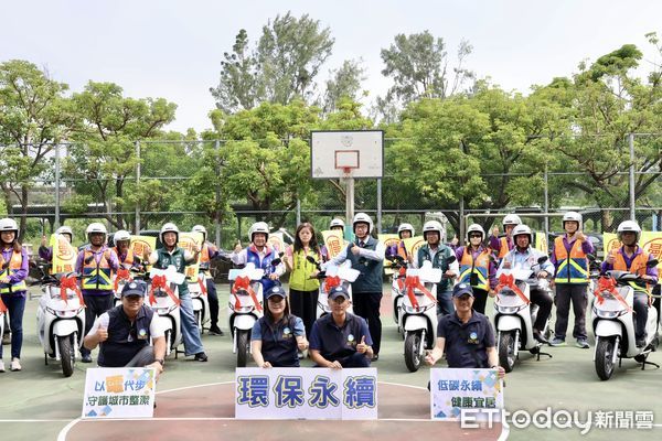 ▲台南市長黃偉哲主持環保局電動機車啟用典禮,展現零排放決心。(記者林東良翻攝,下同)