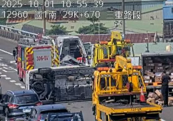 ▲汐五高架追撞事故,救護車翻覆。(圖/記者黃彥傑翻攝,下同)