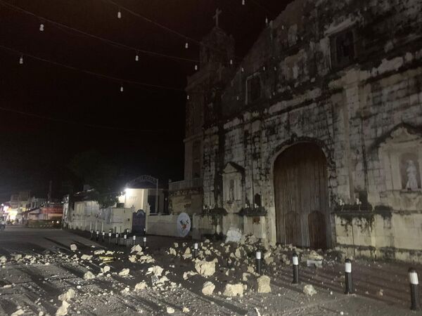 ▲▼菲律賓宿霧規模6.9強震導致班塔延島(Bantayan Island)擁有百年歷史的聖伯多祿宗徒教堂(Parish of Saint Peter the Apostle)出現坍塌。(圖/翻攝自X)