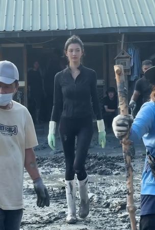 ▲▼「國際名模」吳宜樺出現在光復災區爆紅。(圖/翻攝自Threads/weilee_bmk)