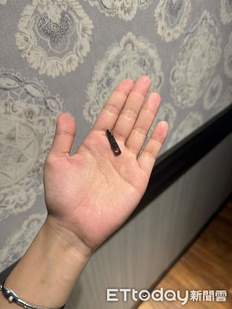 ▲行動電源插頭「一隻腳」卡在裡面。(圖/翻攝自「麻姑師太 阿民」授權引用)