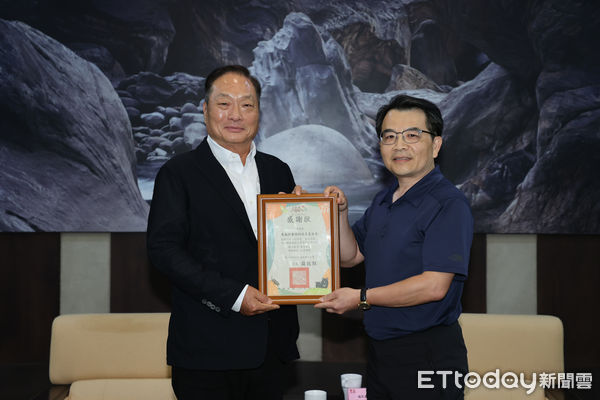 ▲▼ 總裁頒發東森慈善基金會愛的早餐獎學金,王令麟 。(圖/記者徐文彬攝)