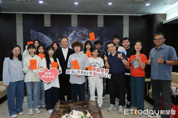 ▲▼ 總裁頒發東森慈善基金會愛的早餐獎學金,王令麟 。(圖/記者徐文彬攝)
