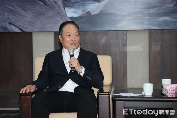 ▲▼ 總裁頒發東森慈善基金會愛的早餐獎學金,王令麟 。(圖/記者徐文彬攝)