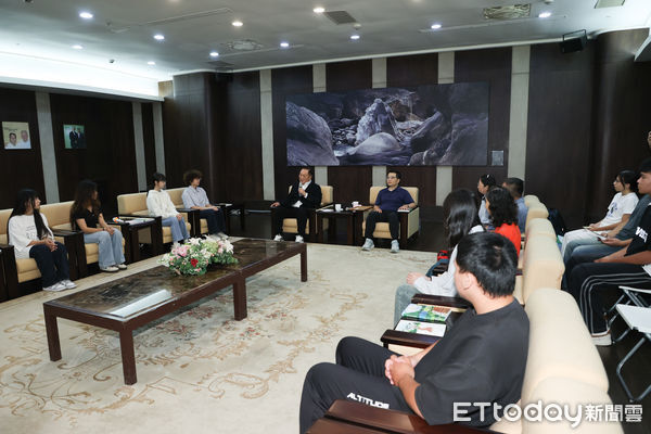 ▲▼ 總裁頒發東森慈善基金會愛的早餐獎學金,王令麟 。(圖/記者徐文彬攝)