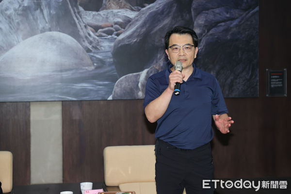 ▲▼ 總裁頒發東森慈善基金會愛的早餐獎學金 。(圖/記者徐文彬攝)