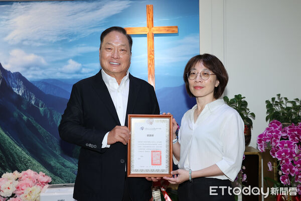 ▲▼ 總裁接見婦女新知協會理事長捐款,王令麟。(圖/記者徐文彬攝)