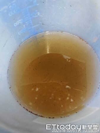 ▲▼ 高雄愛河變色了!突變「咖啡河」嚇壞民眾 環保局採樣揭真相。(圖/記者賴文萱翻攝)