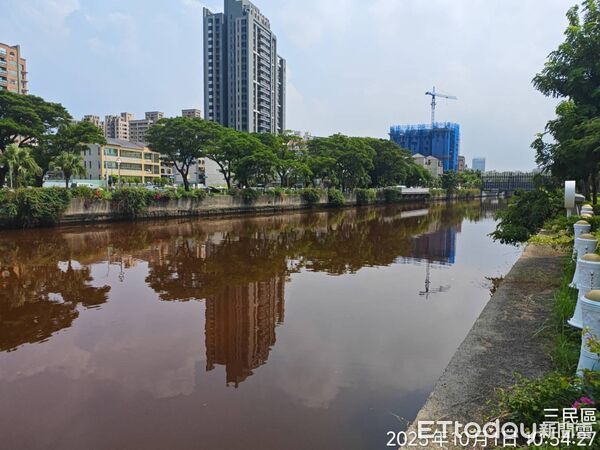 ▲▼ 高雄愛河變色了!突變「咖啡河」嚇壞民眾 環保局採樣揭真相。(圖/記者賴文萱翻攝)