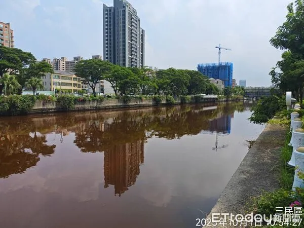 ▲▼ 高雄愛河變色了!突變「咖啡河」嚇壞民眾 環保局採樣揭真相。(圖/記者賴文萱翻攝)