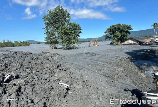▲▼花蓮佛祖街失蹤的砂石場黃姓老闆娘,寺廟人員23日、24日打給老闆娘時已經失聯了,佛祖街民宅被泥水淹到僅剩下屋頂 。(圖/記者許權毅攝)