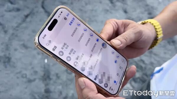 ▲▼花蓮佛祖街失蹤的砂石場黃姓老闆娘,寺廟人員23日、24日打給老闆娘時已經失聯了,佛祖街民宅被泥水淹到僅剩下屋頂 。(圖/記者許權毅攝)