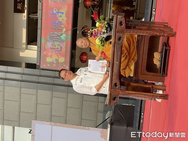 ▲萬法寺將法會捐獻金全部捐助花蓮災民。(圖/蘇清泉服務處提供)