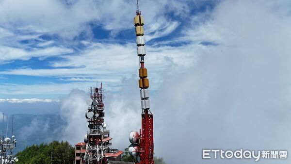 ▲集集大山電視轉播站鐵塔天線歪斜,經維修已恢復電視訊號發射。(圖/南投縣政府提供,下同)