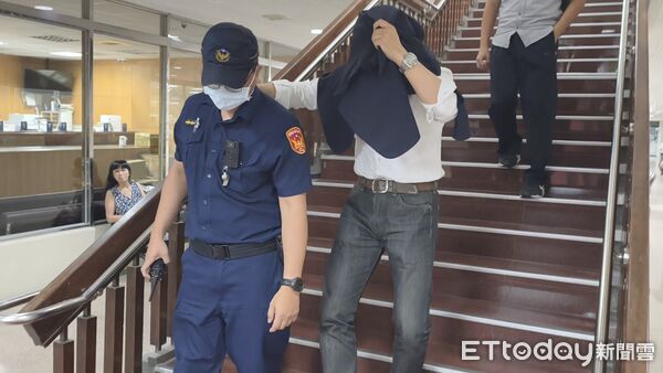 ▲▼新聞台前主播薛楷莉涉詐騙邱姓富商前男友(邱智永)420萬元,雙方今(1日)到台北地院首度對質,薛開完庭挺胸回應,邱用外套蒙住頭臉拒訪。(圖/記者黃哲民攝)