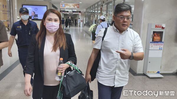 ▲▼新聞台前主播薛楷莉涉詐騙邱姓富商前男友(邱智永)420萬元,雙方今(1日)到台北地院首度對質,薛開完庭挺胸回應,邱用外套蒙住頭臉拒訪。(圖/記者黃哲民攝)