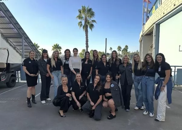 ▲ 大谷真美子連2戰現身「道奇大嫂團」應援 。(圖/截自ladodgerwives)